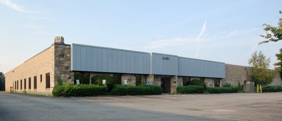 400 Karin Ln, Hicksville, NY for sale - Primary Photo - Image 1 of 1