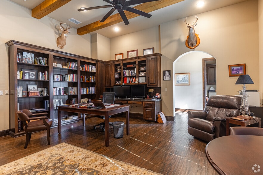 1518 Colony Cir, Longview, TX for sale - Interior Photo - Image 3 of 18