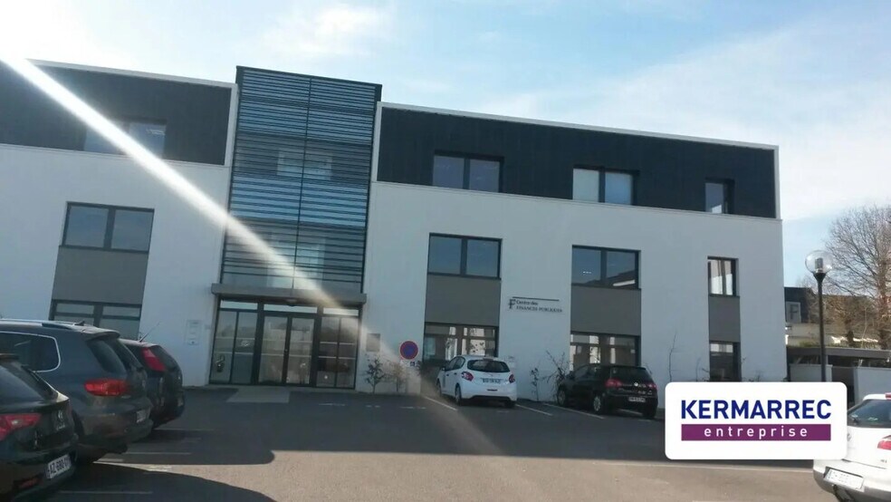 Office in Chartres-de-Bretagne for sale - Building Photo - Image 2 of 2