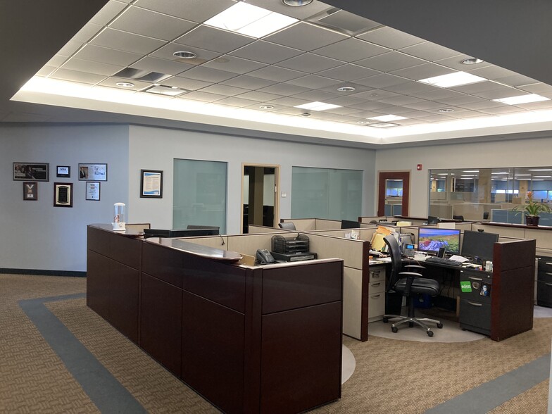 7887 Hub Pky, Valley View, OH for lease - Interior Photo - Image 2 of 17