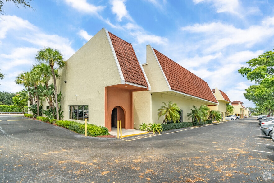 3001-3067 NW 60th St, Fort Lauderdale, FL for lease - Primary Photo - Image 2 of 4