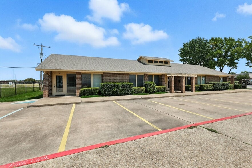 2218 Michigan Ave, Arlington, TX for lease - Building Photo - Image 3 of 17