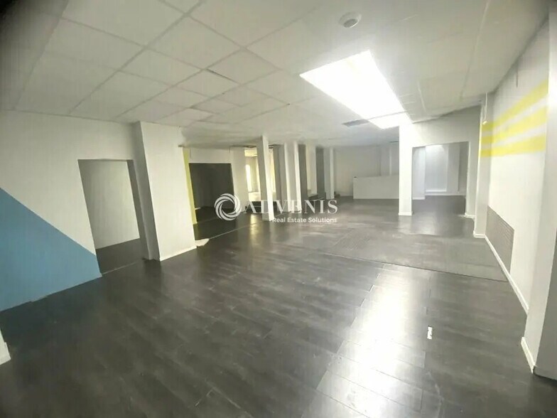 Retail in Malakoff for lease - Interior Photo - Image 3 of 5