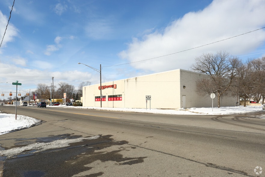 25700 W 7 Mile Rd, Redford, MI for lease - Building Photo - Image 1 of 1