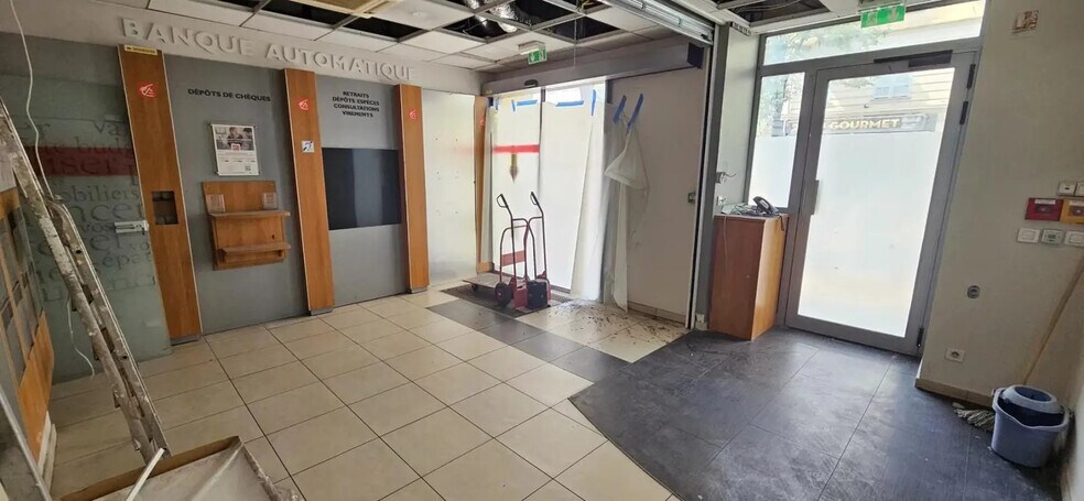 Retail in Nice for lease - Interior Photo - Image 1 of 4