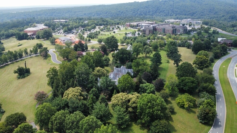 384 Worrell Dr, Charlottesville, VA for sale - Building Photo - Image 2 of 5