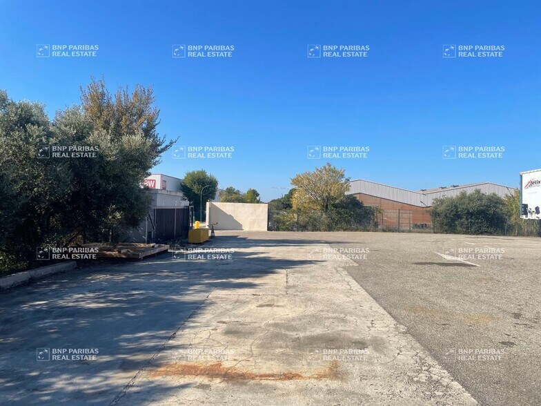 Flex in Rognac for lease - Building Photo - Image 3 of 7
