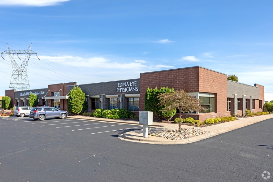 4201 Dean Lakes Blvd, Shakopee, MN for lease - Primary Photo - Image 1 of 3
