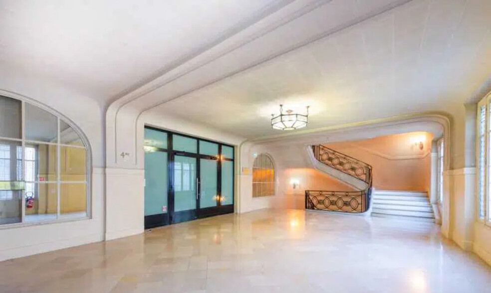 Rue Rougemont, Paris for lease - Interior Photo - Image 1 of 4