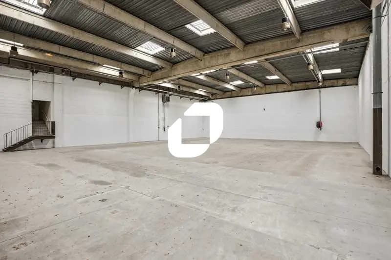 Flex in Palaiseau for lease - Interior Photo - Image 2 of 12