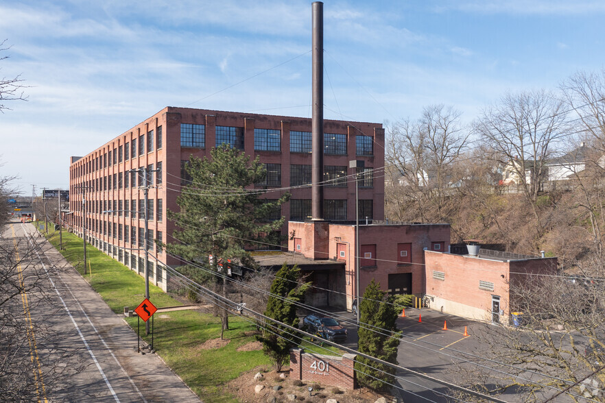 401 Hall St SW, Grand Rapids, MI for lease - Building Photo - Image 1 of 10