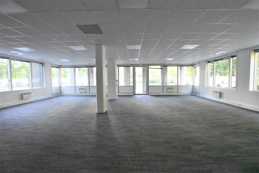 Office in Villepinte for sale - Building Photo - Image 2 of 7