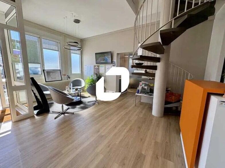 Office in Maurepas for lease - Building Photo - Image 2 of 28