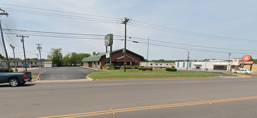 1514 W Henderson St, Cleburne, TX for sale - Primary Photo - Image 1 of 1