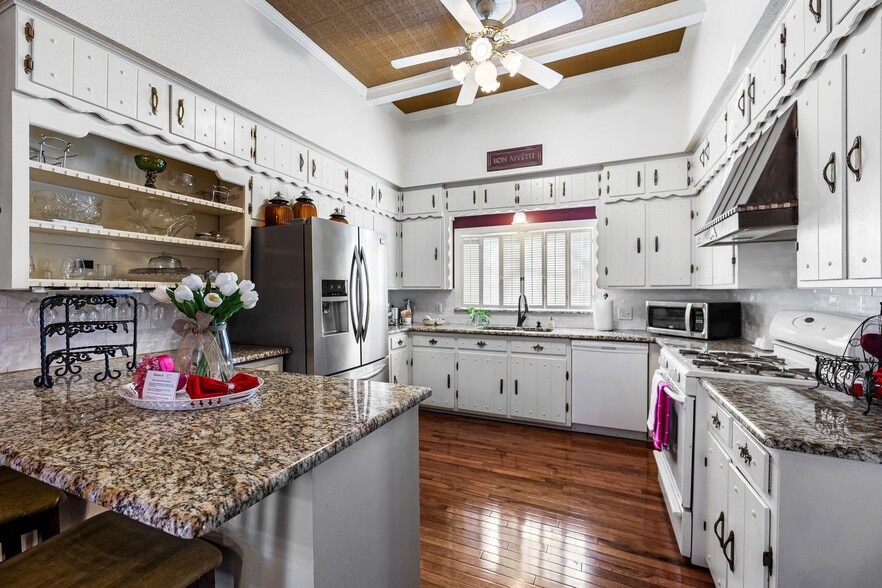 123 W Doyle St, Granbury, TX for sale - Interior Photo - Image 3 of 14