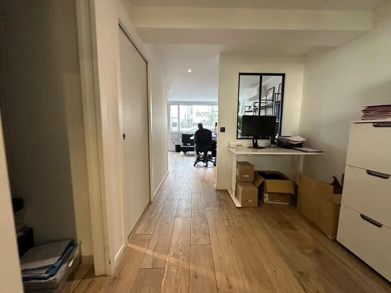 Office in Lyon for sale - Interior Photo - Image 1 of 13