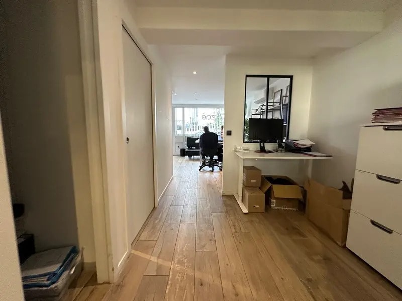 Office in Lyon for sale Interior Photo- Image 1 of 14