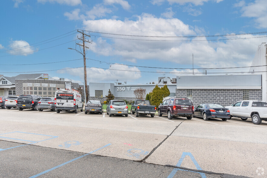 250 Pettit Ave, Bellmore, NY for lease - Building Photo - Image 1 of 5