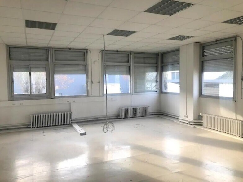 Office in Les Clayes-sous-Bois for lease - Interior Photo - Image 1 of 5