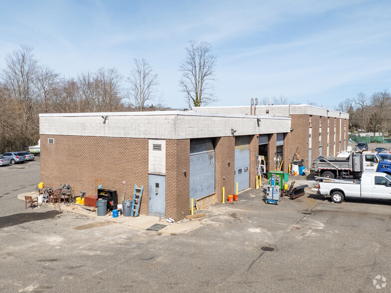 1 Main St, Yaphank, NY for lease - Primary Photo - Image 1 of 6