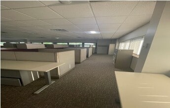 5913 Executive Dr, Lansing, MI for lease Interior Photo- Image 2 of 6