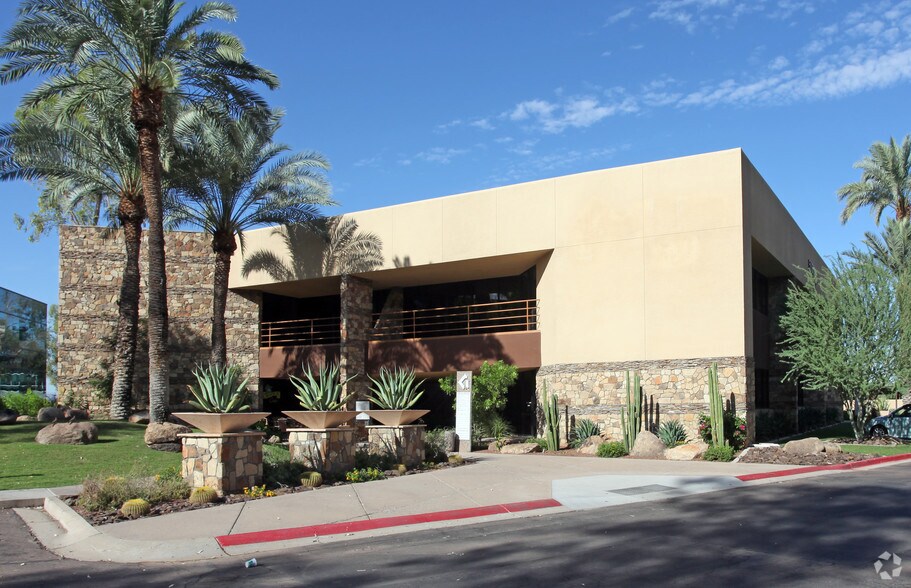 5060 N 40th St, Phoenix, AZ for lease - Building Photo - Image 2 of 4