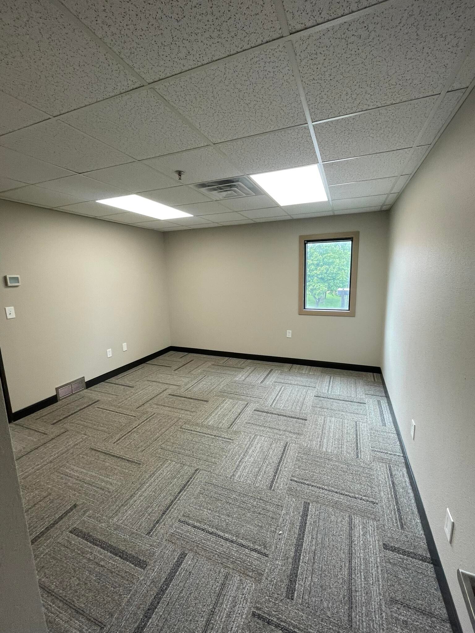 1042 E 14th Ave, West Fargo, ND for lease Interior Photo- Image 1 of 1