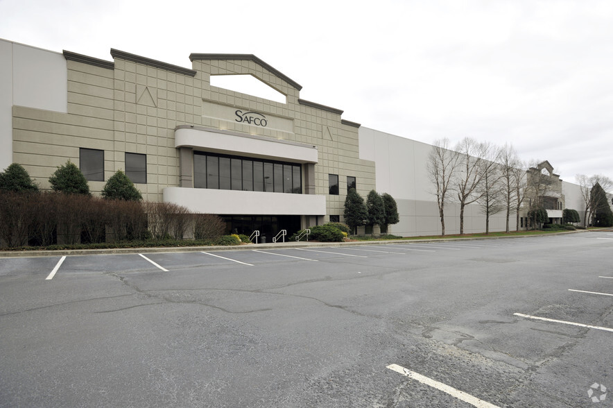 2700 Barrett Lakes Blvd, Kennesaw, GA for lease - Building Photo - Image 2 of 10