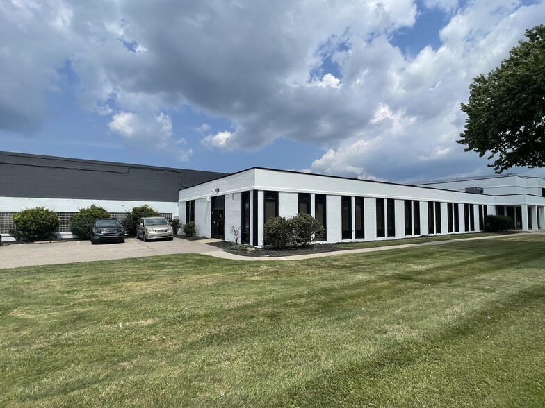 16485 Rockside Rd, Maple Heights, OH for lease - Building Photo - Image 3 of 10