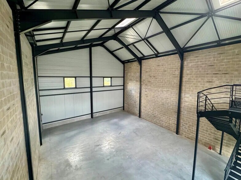 Flex in Groslay for lease - Interior Photo - Image 2 of 7