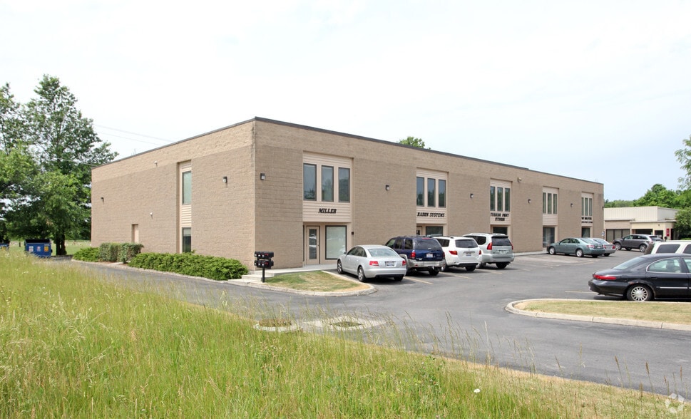 5890-5898 Chandler Ct, Westerville, OH for lease - Primary Photo - Image 1 of 5