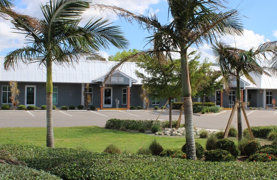 9371 Cypress Lake Dr, Fort Myers, FL for lease - Building Photo - Image 3 of 11