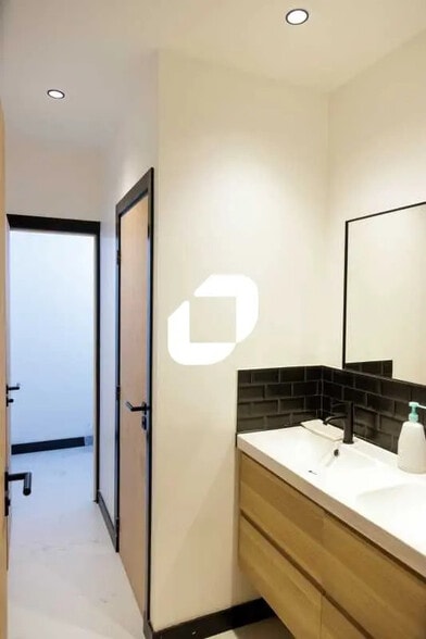 Office in Malakoff for lease - Building Photo - Image 3 of 18