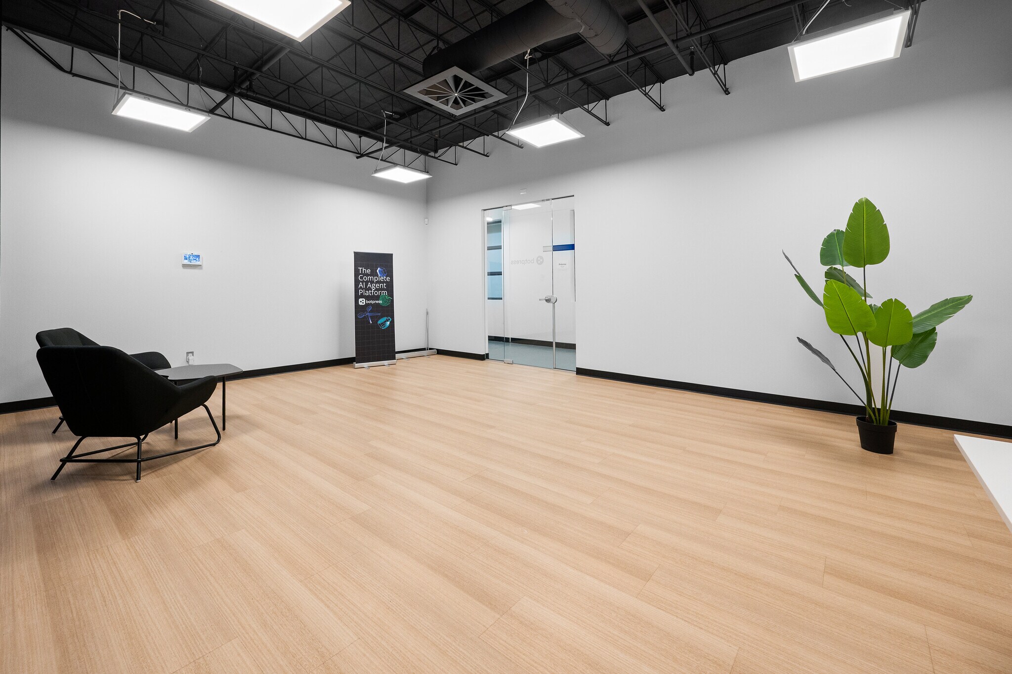 875 Boul Charest O, Québec, QC for lease Interior Photo- Image 1 of 14