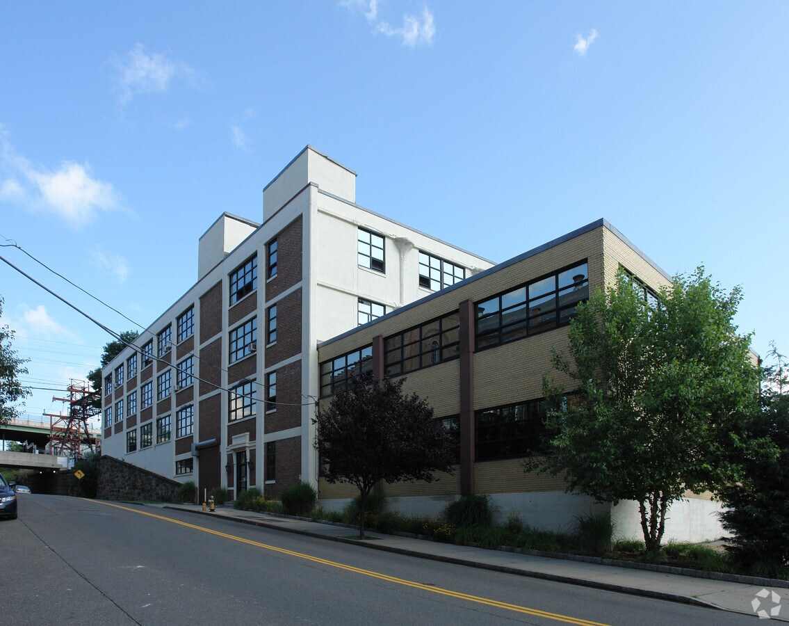 55 ster Ave, New Rochelle, NY 10801