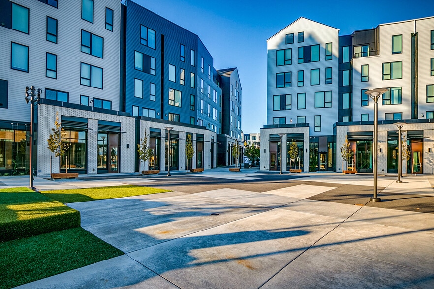 1699 NW Civic Dr, Gresham, OR for lease - Building Photo - Image 2 of 5