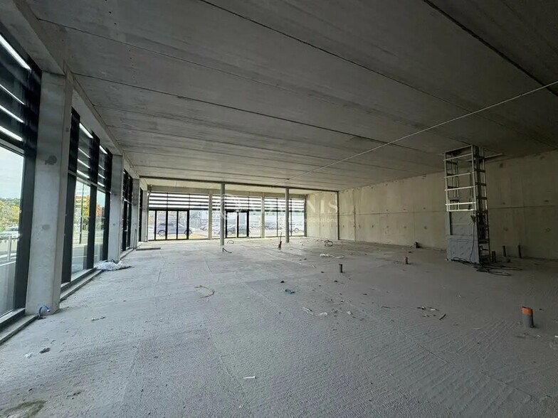 Retail in Mulsanne for lease - Building Photo - Image 2 of 3