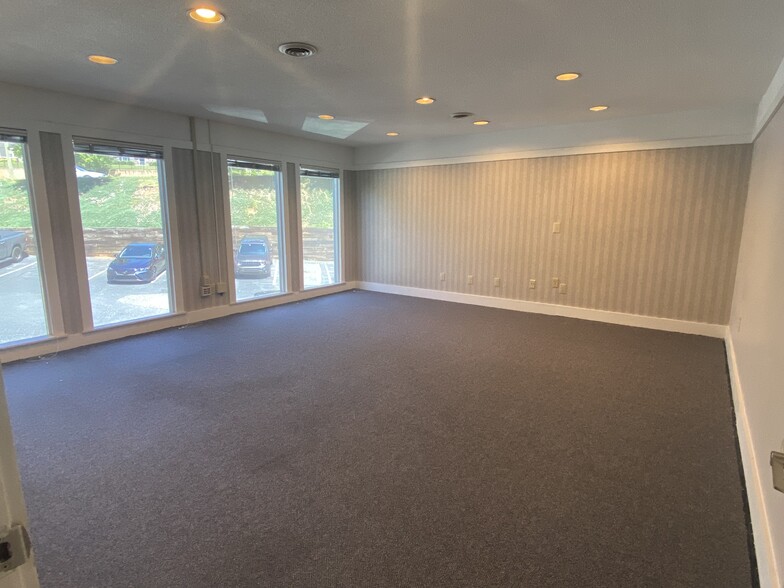 870 Wade Hampton Blvd, Greenville, SC for lease - Interior Photo - Image 3 of 11