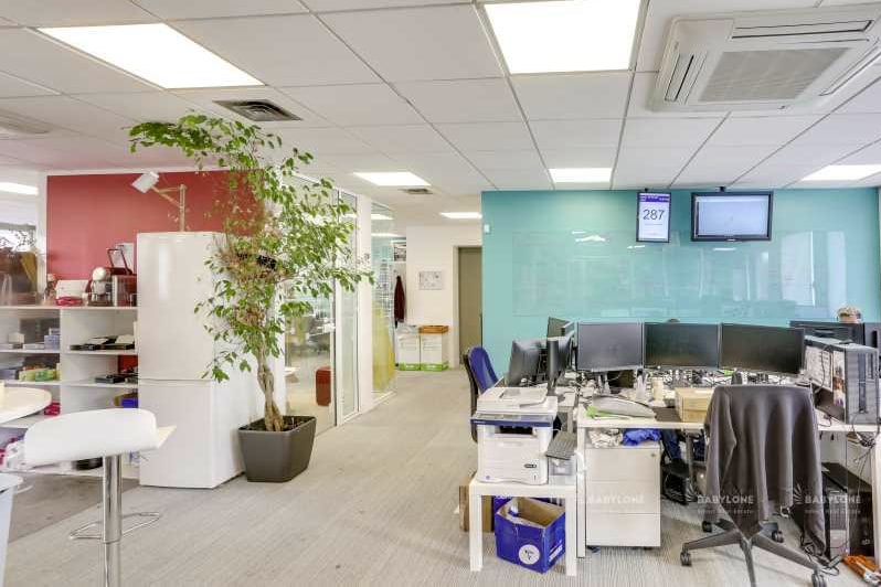 Office in Paris for lease Interior Photo- Image 1 of 2