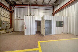 2833 Roosevelt Ave, San Antonio, TX for lease Interior Photo- Image 2 of 22