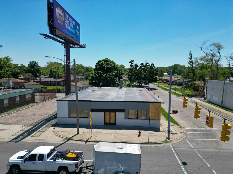 18685 W 8 Mile Rd, Detroit, MI for lease - Building Photo - Image 1 of 7