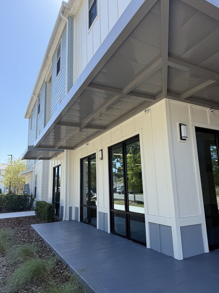 1225 Landon Preserve Cir, Brandon, FL for lease - Building Photo - Image 2 of 12