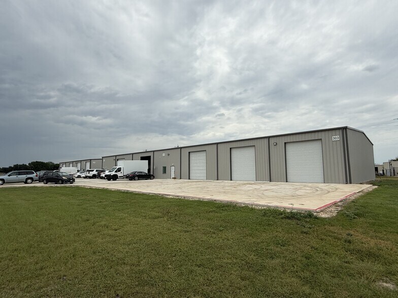303 Navarro Dr, Seguin, TX for sale - Building Photo - Image 2 of 13