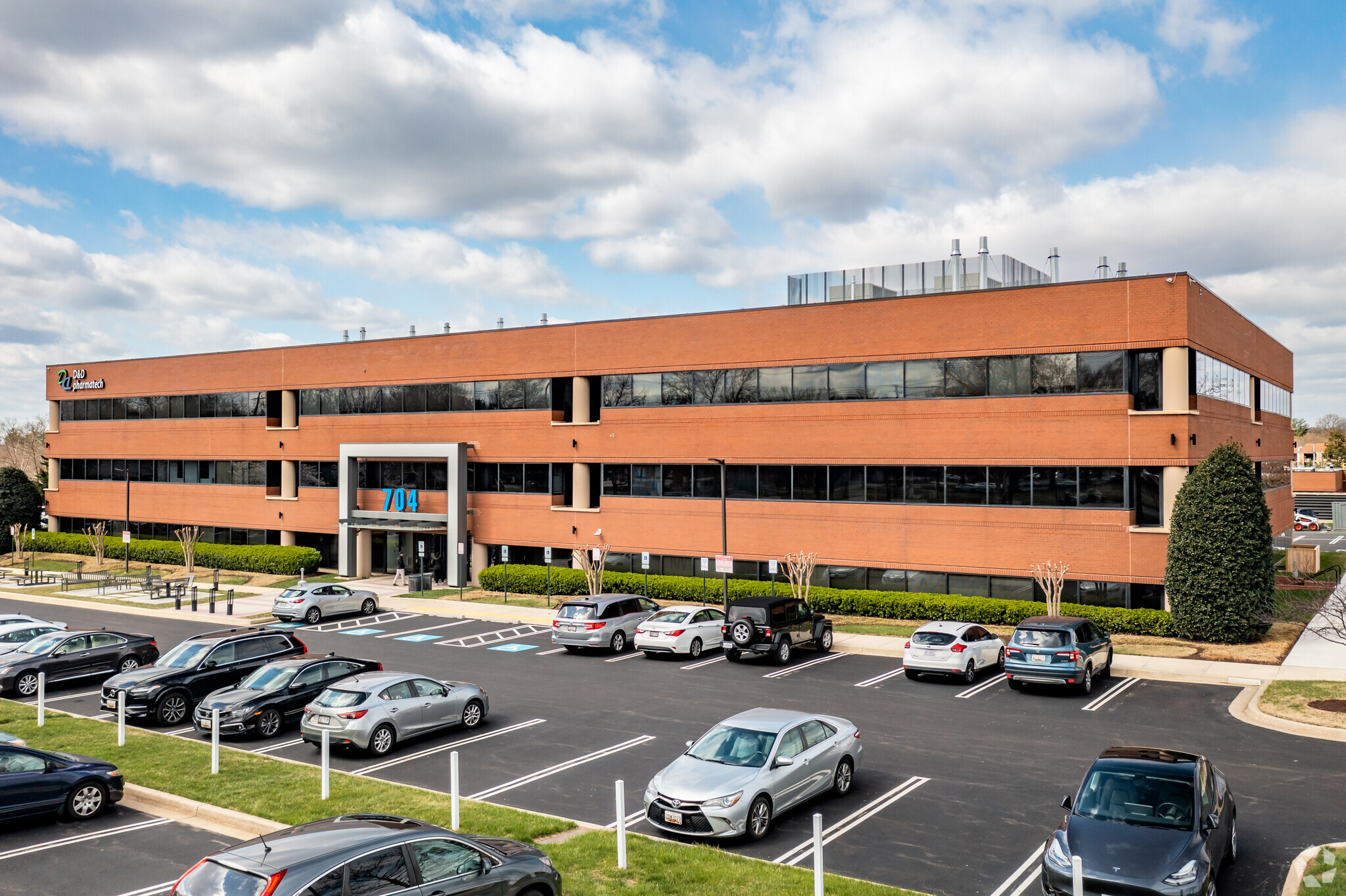 704 Quince Orchard Rd, Gaithersburg, MD for lease Building Photo- Image 1 of 12