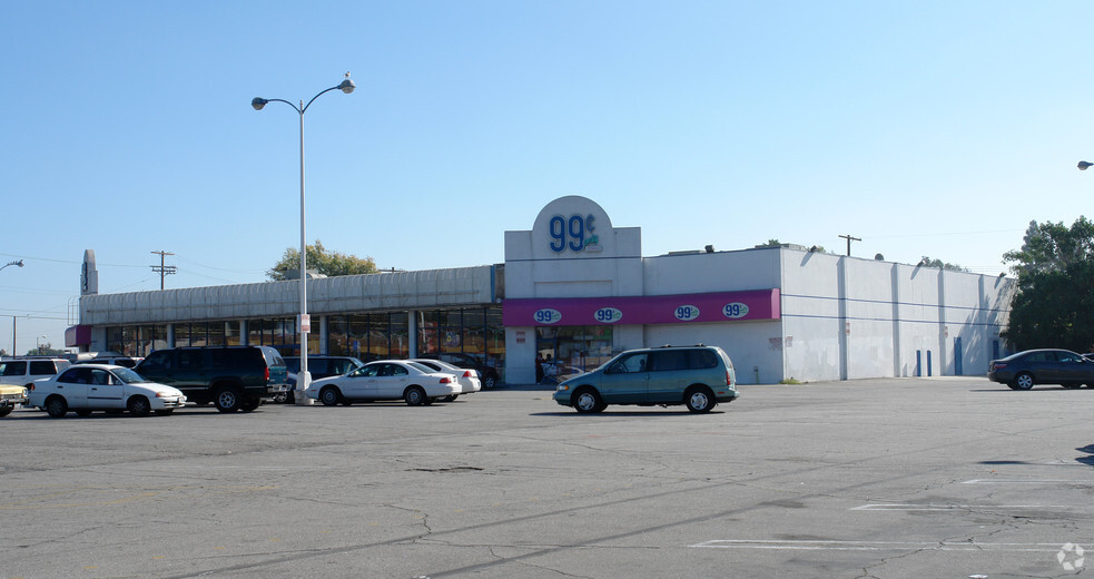 8625 Woodman Ave, Arleta, CA for lease - Building Photo - Image 2 of 3