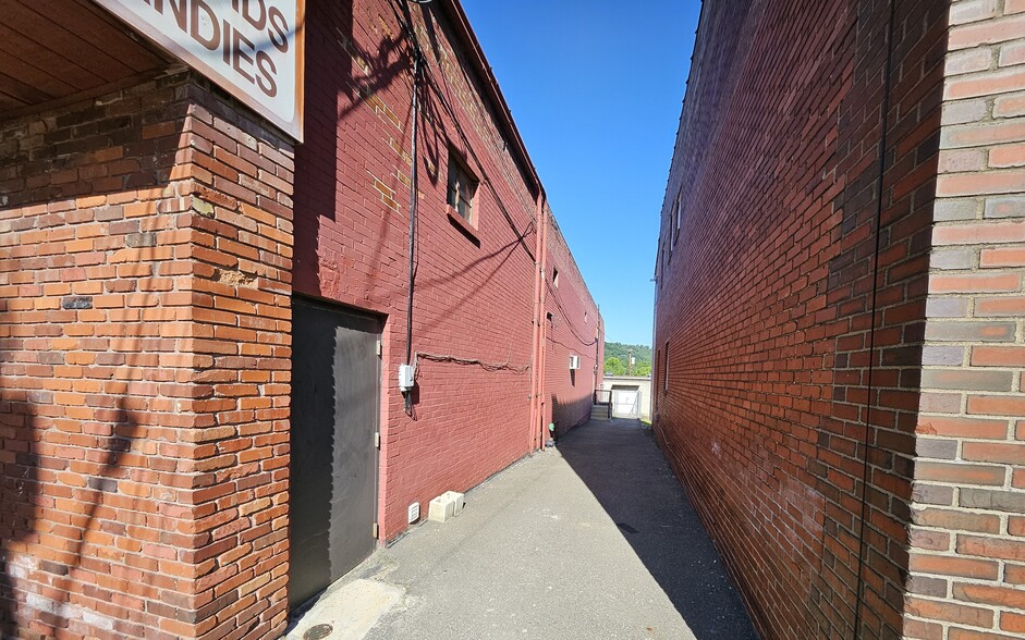 509 Cavitt Ave, Trafford, PA for lease - Building Photo - Image 2 of 3