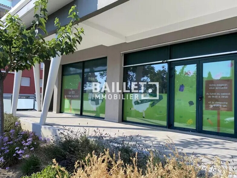 Retail in Saint-Raphaël for lease - Building Photo - Image 3 of 12