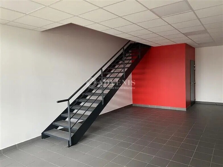 Flex in Carquefou for lease - Interior Photo - Image 2 of 12