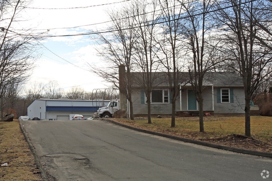 453 Pepper St, Monroe, CT 06468