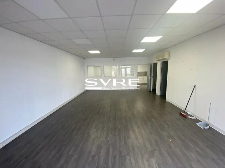 Office in Gémenos for lease - Interior Photo - Image 2 of 13